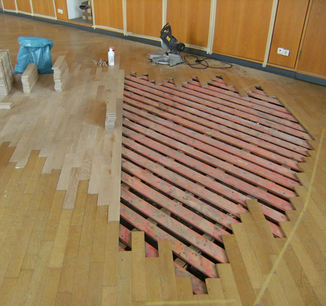 Reparaturarbeiten sowie die Restaurierung historischer Holzböden Reparaturarbeiten sowie die Restaurierung historischer Holzböden